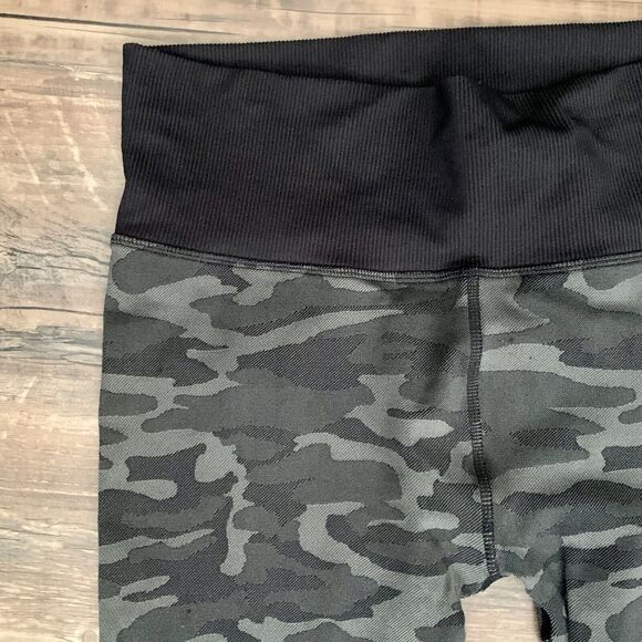 Soulcycle Black Gray Camo Print Leggings Size M - Picture 3 of 6